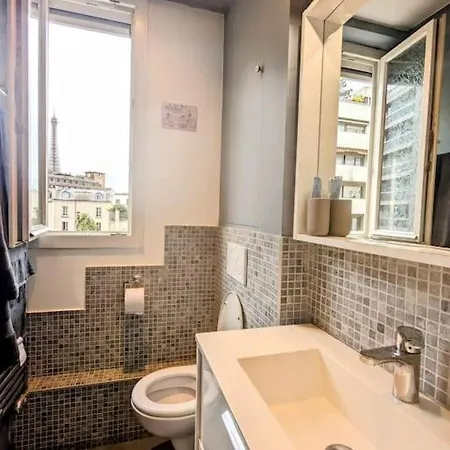 Avec Balcon Et Vue Tour Eiffel Apartment